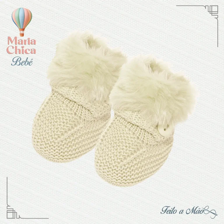 Botinha de bebê em tricot amarelo com acabamento de pelinho da Maria Chica Bebê.