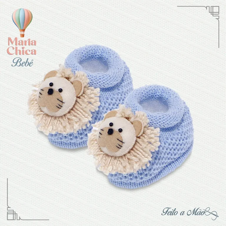 Sapatinho de bebê em tricot azul bebê com aplique de leão da Maria Chica Bebê.