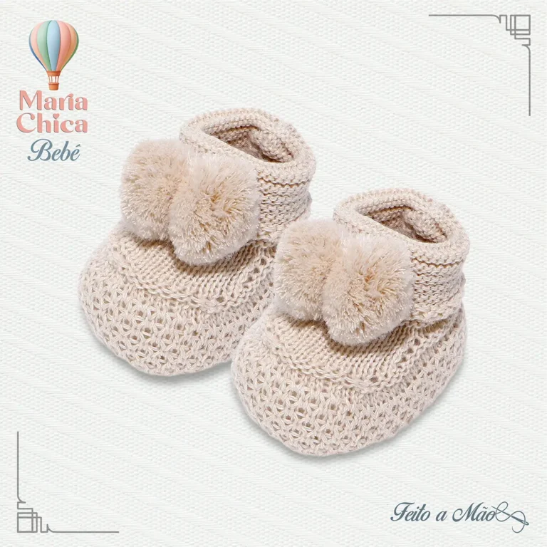 Sapatinho de bebê em tricot dunas com aplique de pompom da Maria Chica Bebê.