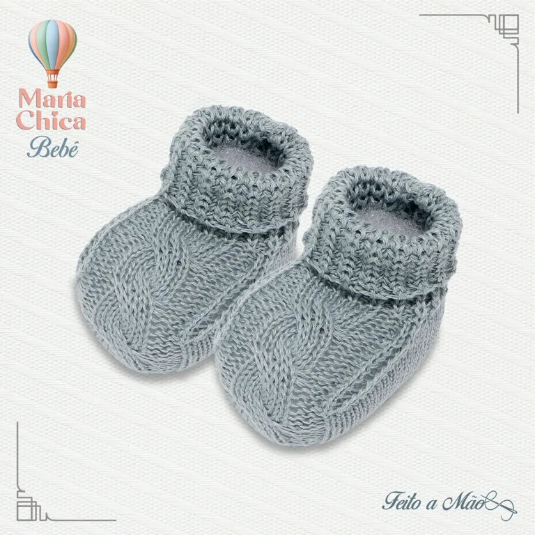 Sapatinho de bebê em tricot verde maré com detalhe trançado da Maria Chica Bebê.