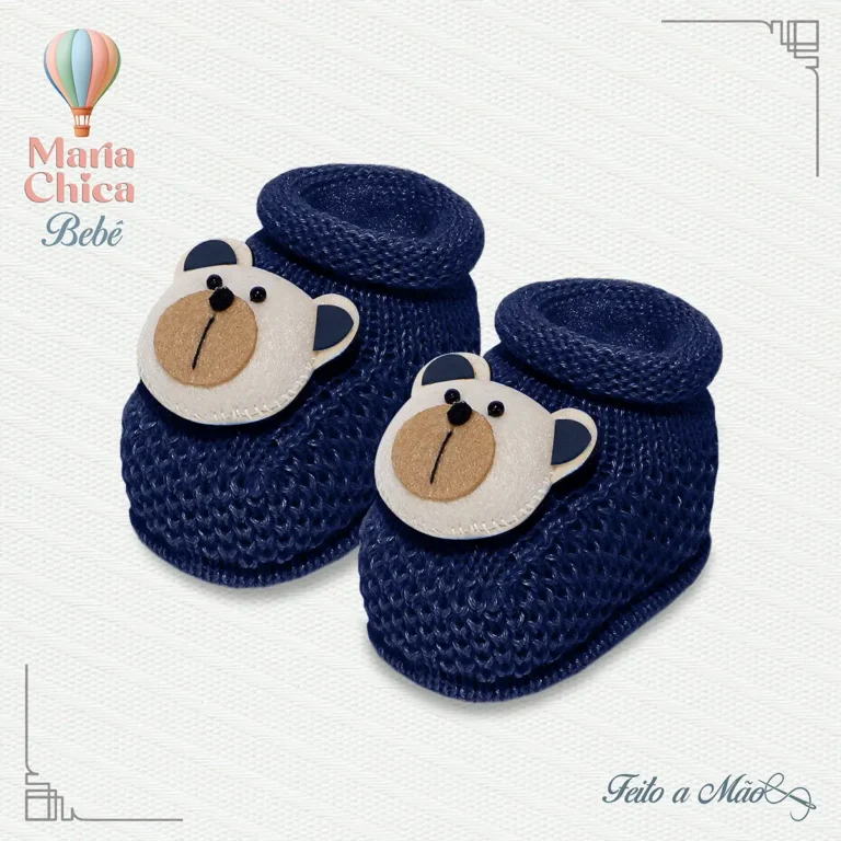 Sapatinho de bebê em tricot azul marinho com aplique de ursinho da Maria Chica Bebê.