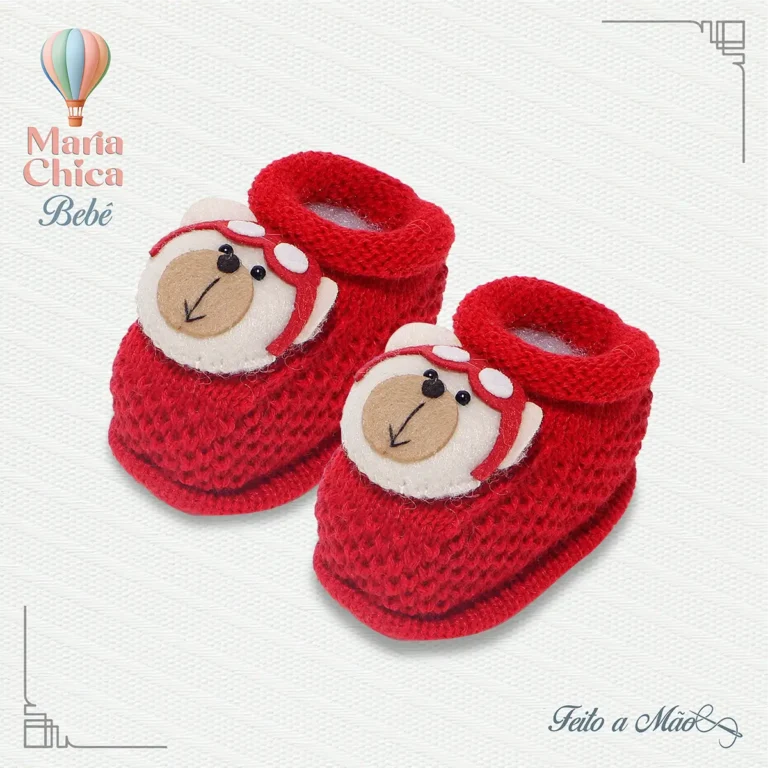 Sapatinho de bebê em tricot vermelho com um aplique de urso aviador da Maria Chica Bebê