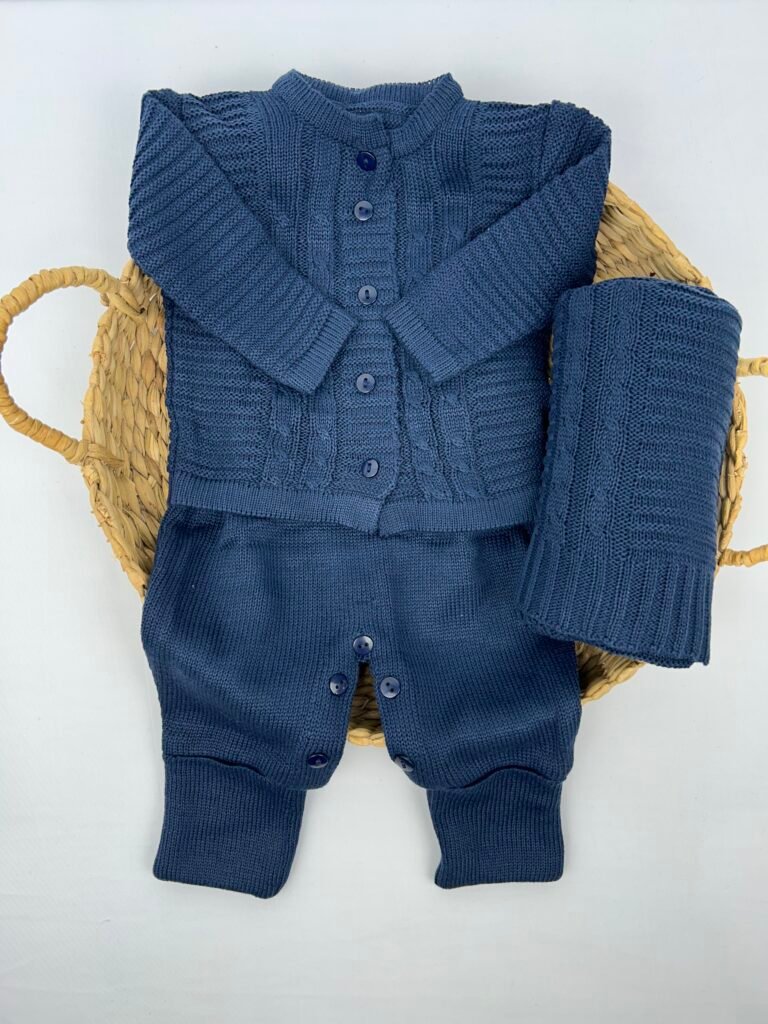 Conjunto Saída Maternidade Rafael na cor azul escuro com casaco, calça, manta e body com gola branca da marca Maria Chica Bebê