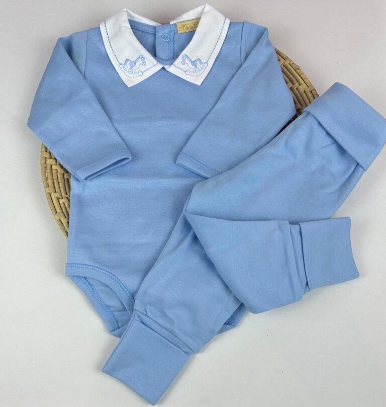 Conjunto body manga longa e calça azul com gola branca e bordado de cavalinho Maria Chica Bebê
