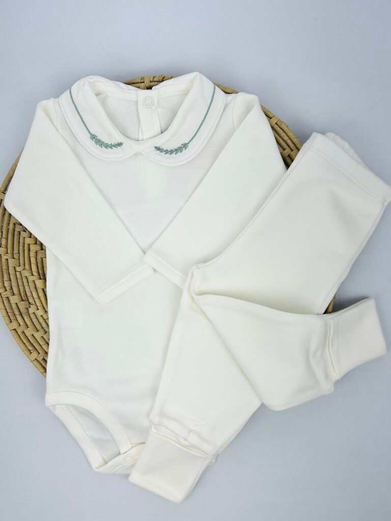 Conjunto branco de manga longa e calça com detalhe de trigo bordado Maria Chica Bebê