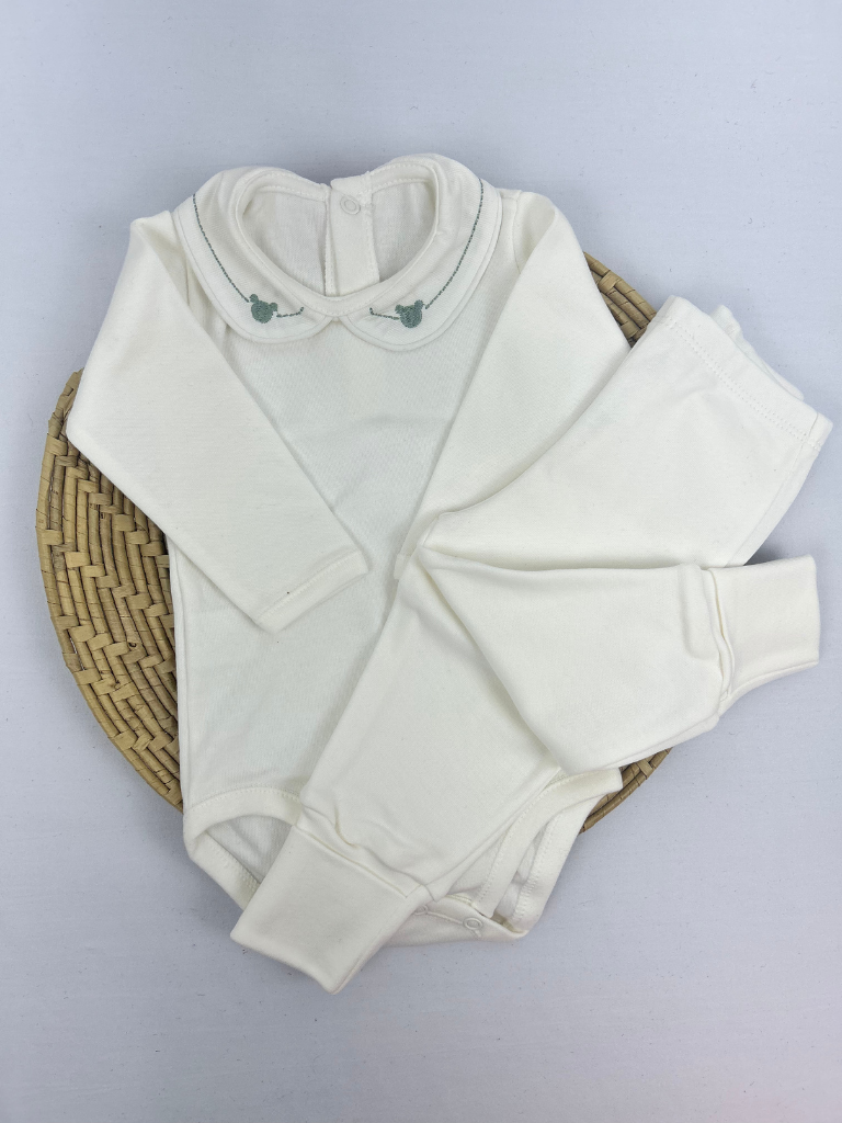 Conjunto branco com body de manga longa e calça com detalhe de ursinho da Maria Chica Bebê