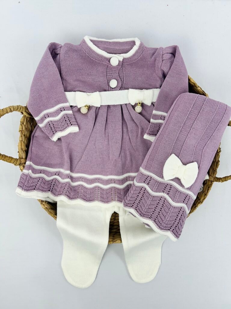 Saída de maternidade em tricot lilás para bebê com vestido de manga longa, laços em tricot, pingentes perolados, calça e manta combinando da Maria Chica Bebê.