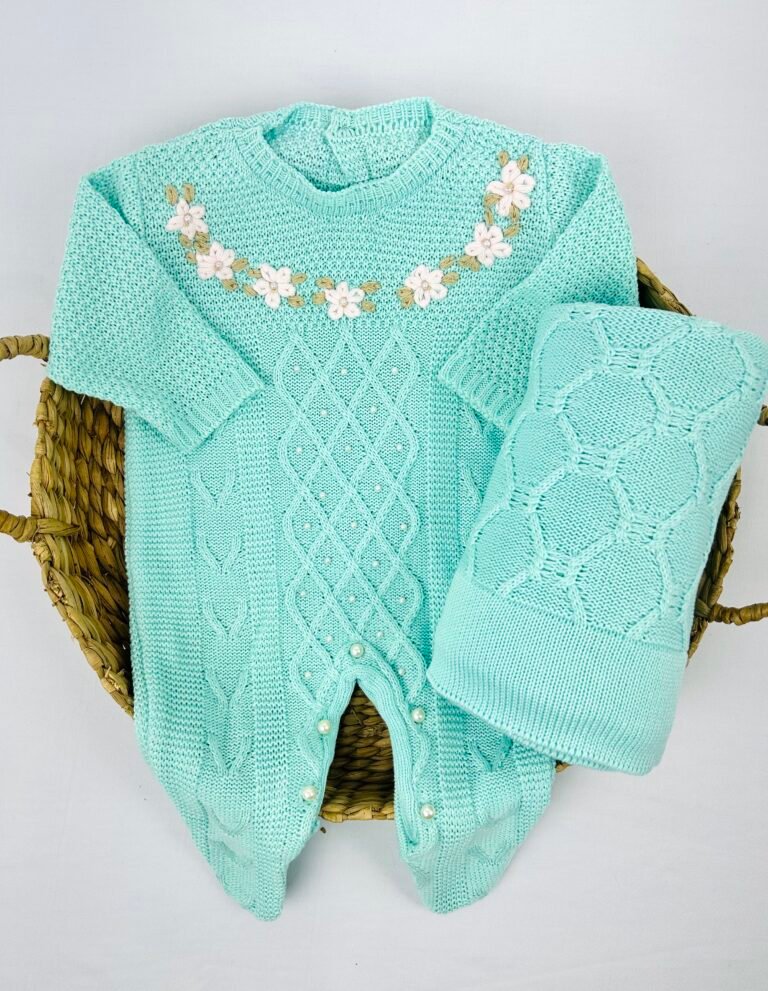 Saída maternidade Margarete com macacão e manta na cor verde claro com flores aplicadas e pérolas, Maria Chica Bebê
