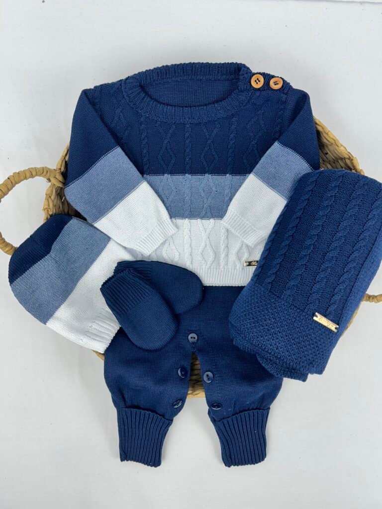 Conjunto de saída de maternidade em tons de azul com blusa, calça, luvas e manta da marca Maria Chica Bebê