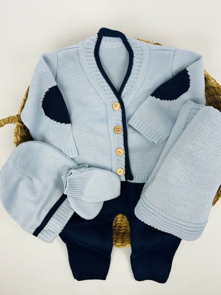 Saída Maternidade Fagundes com conjunto azul claro e azul escuro, casaco com botões, macacão e manta Maria Chica Bebê