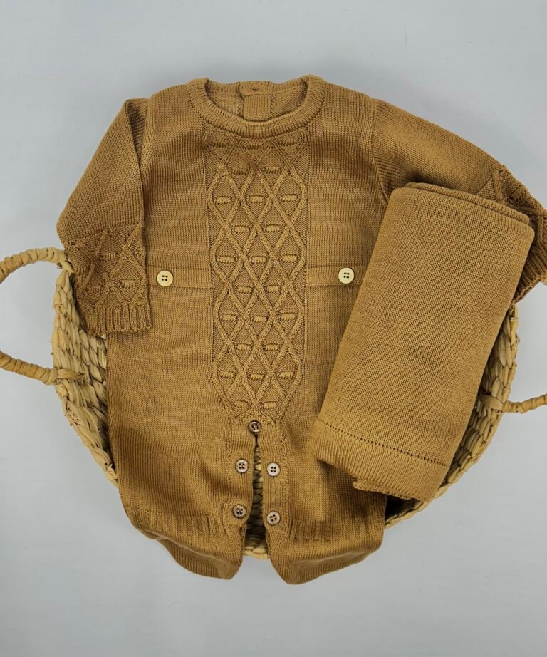 Conjunto saida maternidade gabriel com macacão e manta em tom marrom, Maria Chica Bebê