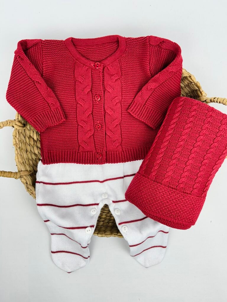 Saída João com casaquinho, jardineira e manta em tons de vermelho e branco da Maria Chica Bebê