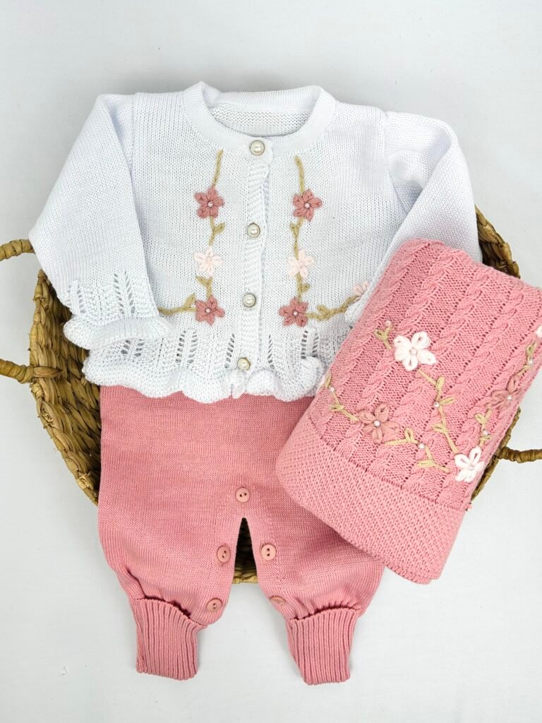 Saída de maternidade Veronica com conjunto branco e rosa com bordados florais e manta rosa Maria Chica Bebê