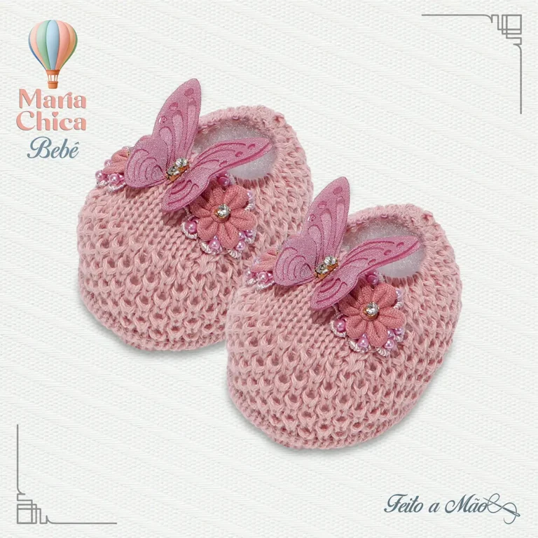 Sapatinho de bebê em tricot nude com aplique de borboleta da Maria Chica Bebê.
