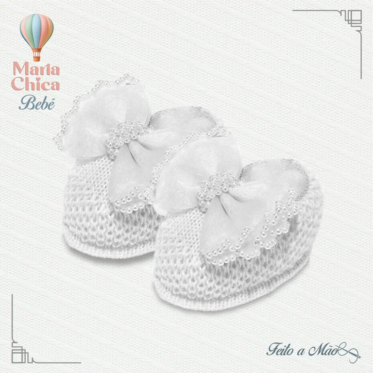Sapatinho de bebê em tricot branco com aplique de laço da Maria Chica Bebê.