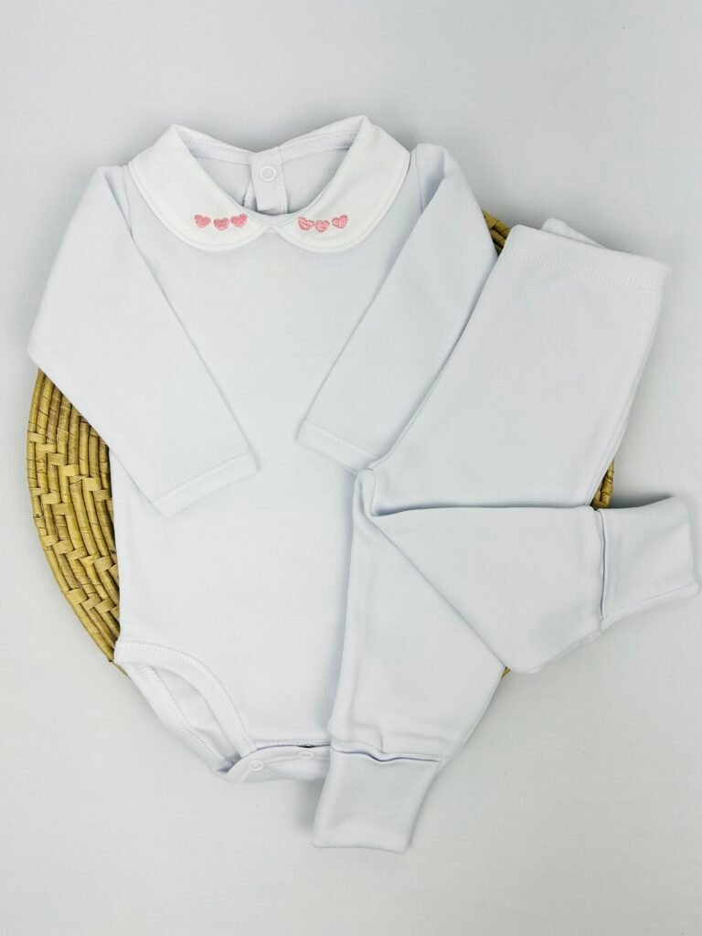 Conjunto branco com body de manga longa e calça com detalhe de corações bordados na gola Maria Chica Bebê