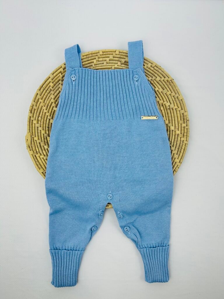 Jardineira lisa em tricot azul com alças e fechamento entre as pernas, da marca Maria Chica Bebê