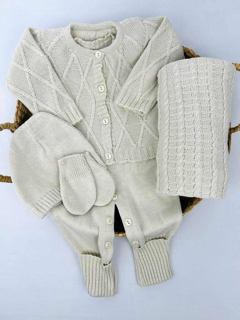 Conjunto completo Saída maternidade Dani com 5 peças em tom claro da Maria Chica Bebê