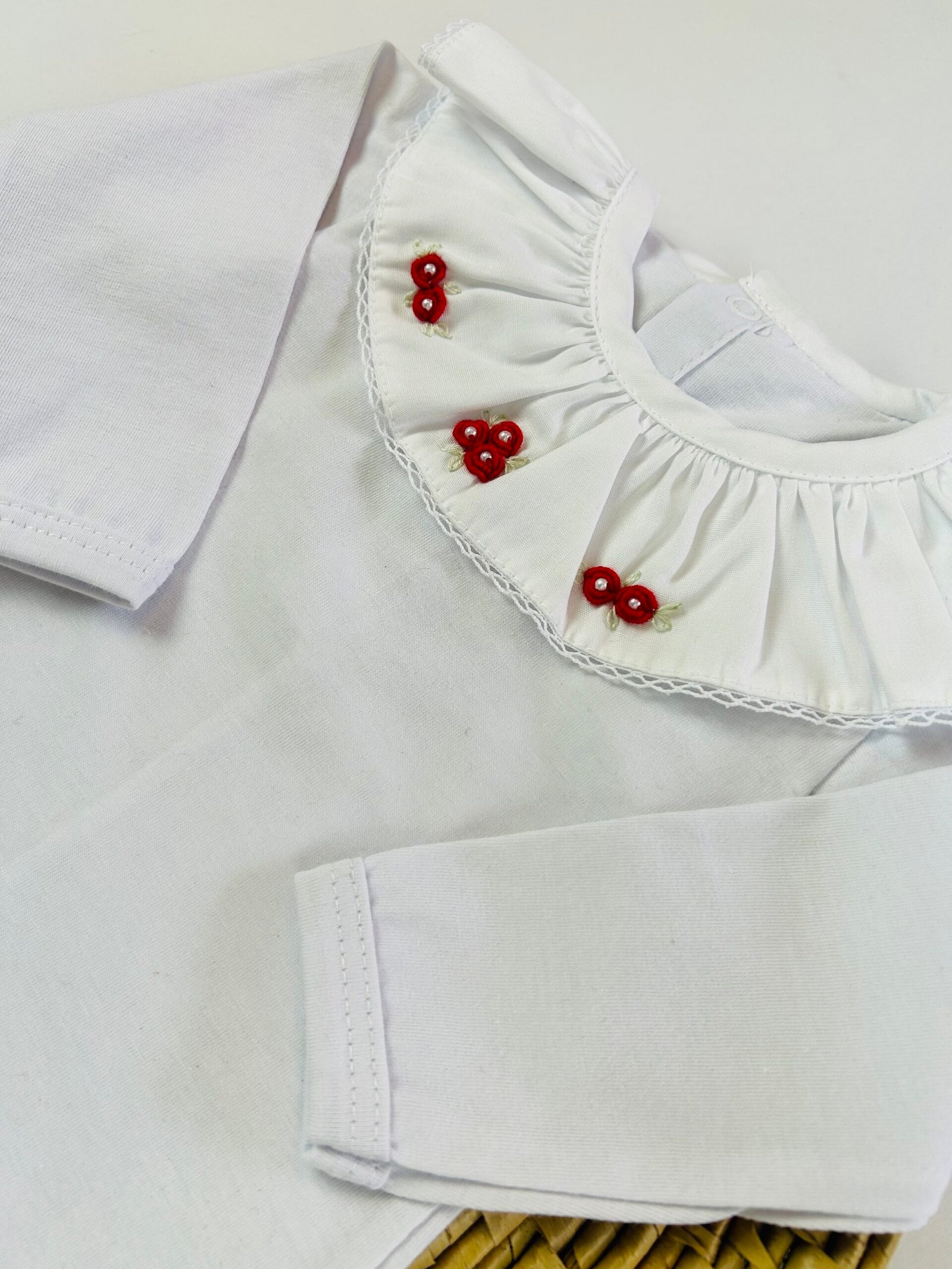 Body infantil branco manga longa com gola rococó e bordado floral vermelho