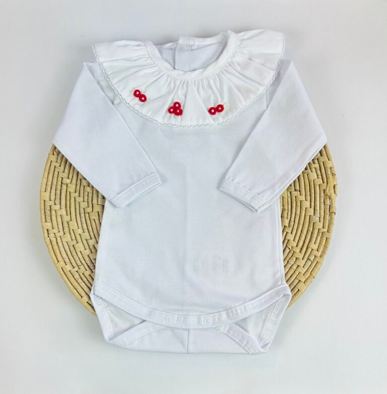 Body infantil branco manga longa com gola rococó e bordado vermelho delicado