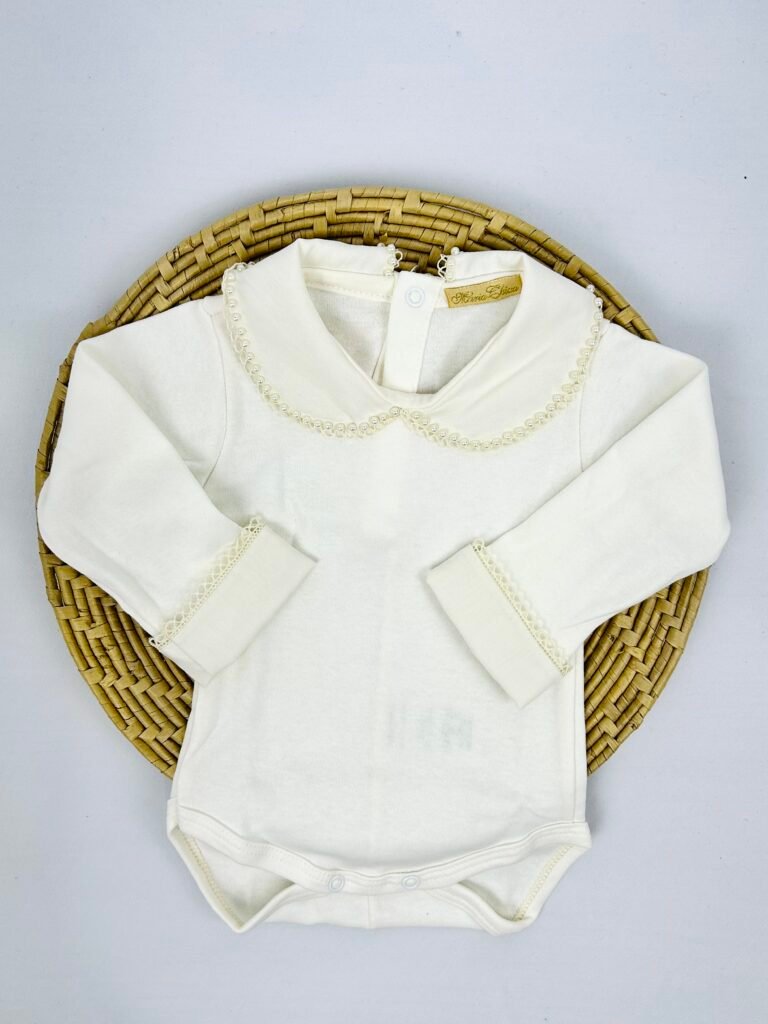 Body off-white de manga longa com gola decorada e fechamento por botões, Maria Chica Bebê