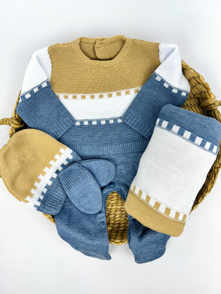 Saída maternidade com macacão, gorro e manta em tons de azul, bege e branco da marca Maria Chica Bebê