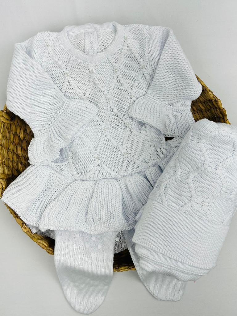 Saída maternidade branca com vestido, calça e manta da marca Maria Chica Bebê