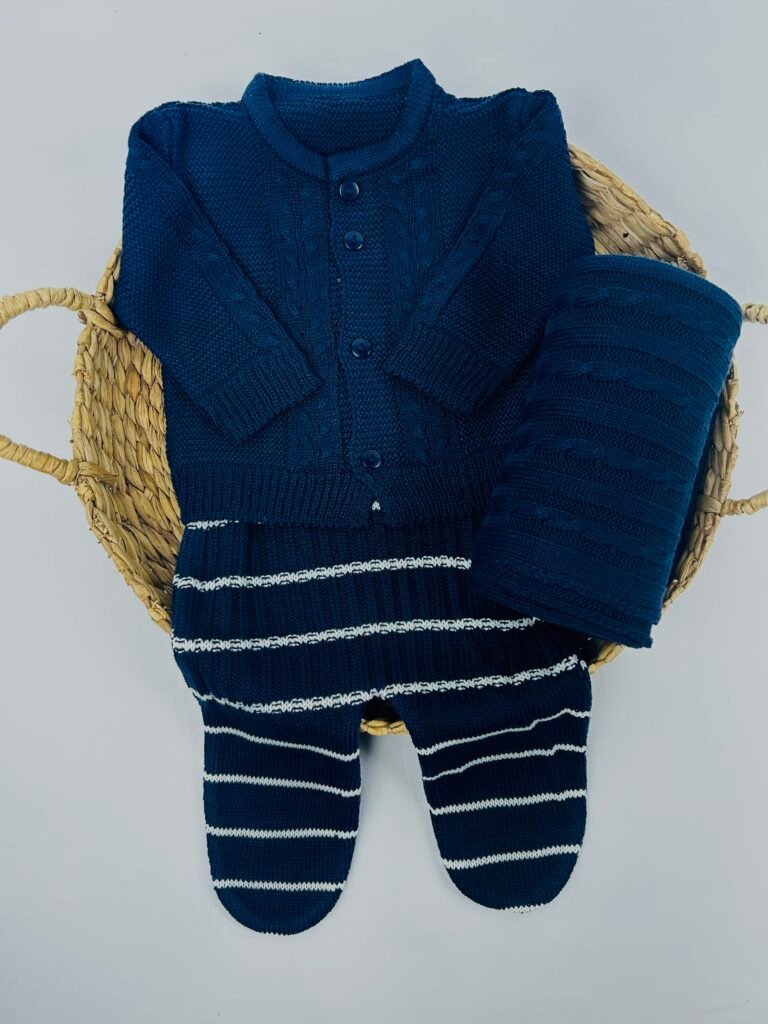 Saída maternidade em tom azul composta por conjunto com fechamento frontal e manta coordenada Maria Chica Bebê