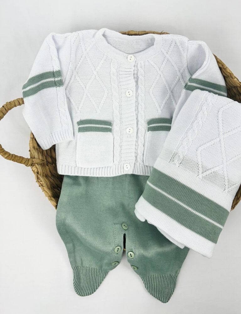 Conjunto saida maternidade acassiop com jardineira, cassaquinho e manta nas cores branco e verde, Maria Chica Bebê