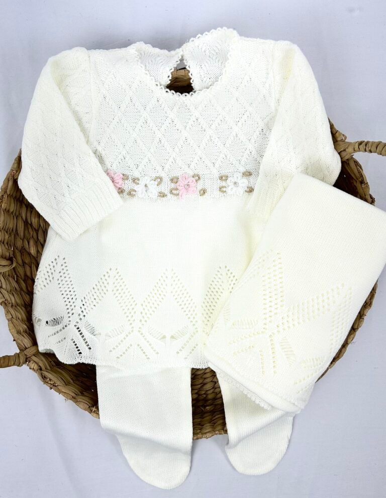 Saída de maternidade off-white em tricot para bebê com vestido trabalhado em losangos, faixa com flores bordadas em tons suaves, calça com pezinho e manta coordenada – Maria Chica Bebê.
