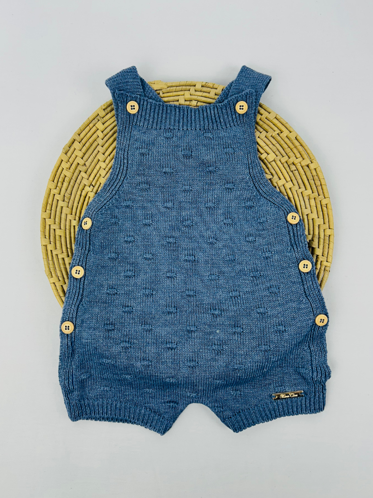 Romper azul com alças, botões laterais e textura em relevo da marca Maria Chica Bebê