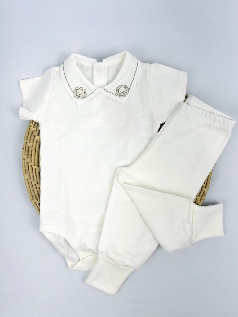 Conjunto claro com body de manga curta e calça com detalhe de leão bordado na gola Maria Chica Bebê