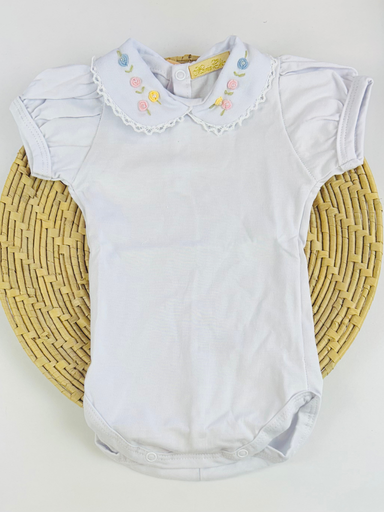 Body branco de manga curta com detalhes bordados na gola da Maria Chica Bebê