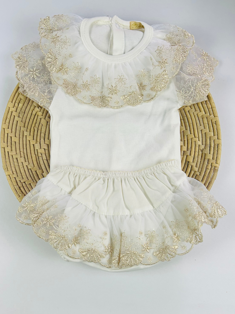 Conjunto off-white com body e calcinha com renda dourada da Maria Chica Bebê