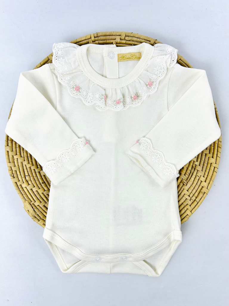 Body off-white de manga longa com gola em laise e detalhes em rococó da Maria Chica Bebê