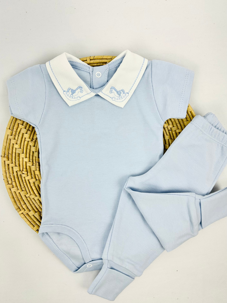 Conjunto body manga curta azul claro e calça azul claro com gola bordada de cavalinho Maria Chica Bebê