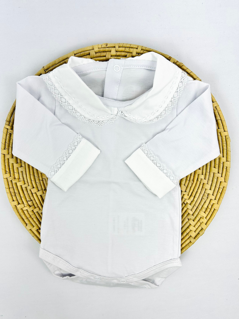 Body branco de manga longa com gola e punhos com renda da marca Maria Chica Bebê