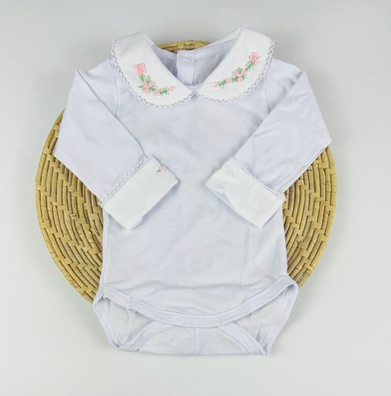Body bebê manga longa com gola bordada floral e acabamento em renda Maria Chica Bebê