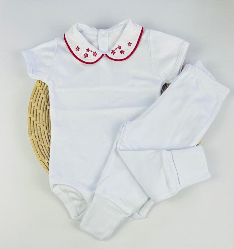 Conjunto com body branco de manga curta com gola bordada de florzinhas vermelhas e calça branca, Maria Chica Bebê