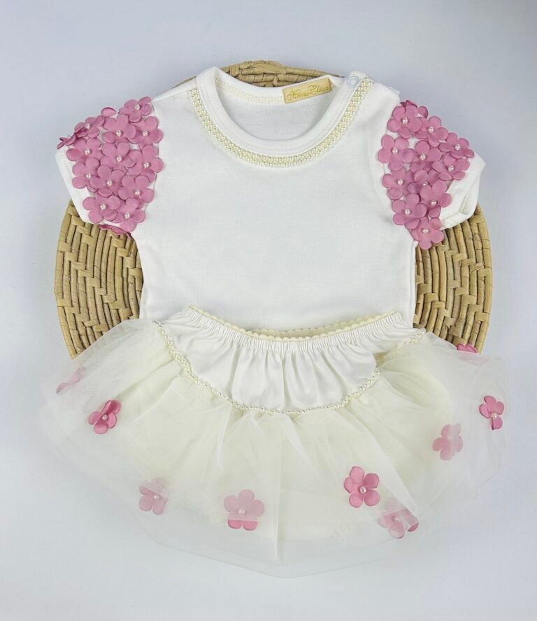 Body bebê pétalas com calcinha, aplicação floral rosa e saia em tule com acabamento delicado – Maria Chica Bebê