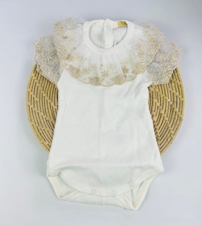 Body bebê off-white com gola e mangas em tule rendado dourado Maria Chica