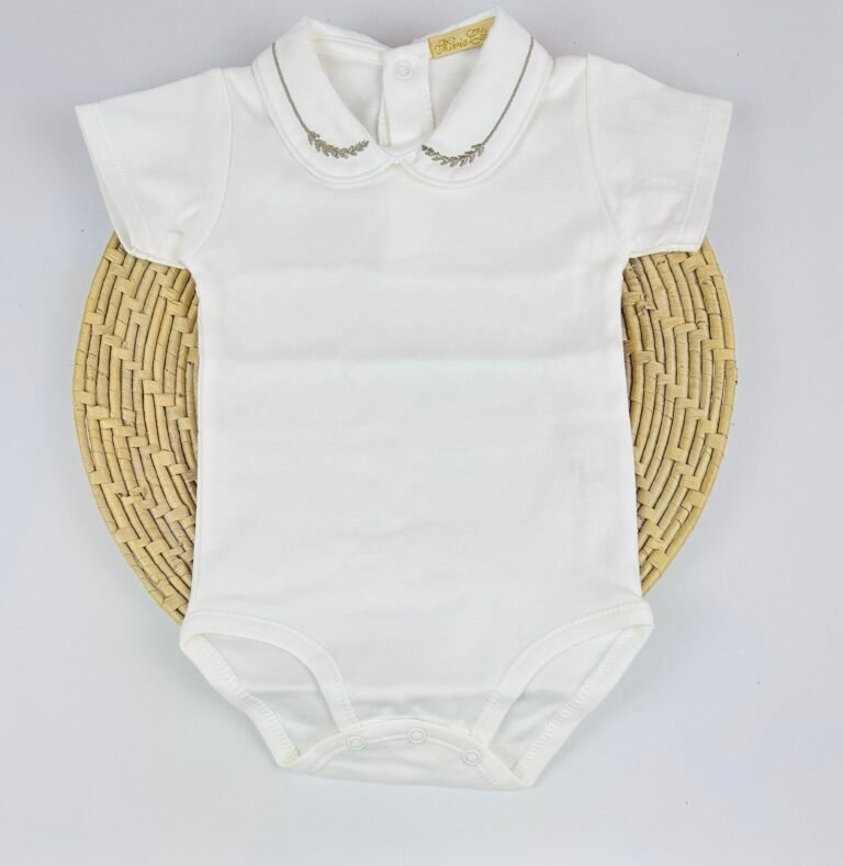 Frente do body bebê off-white com areia manga curta com gola bordada em trigo – Maria Chica Bebê