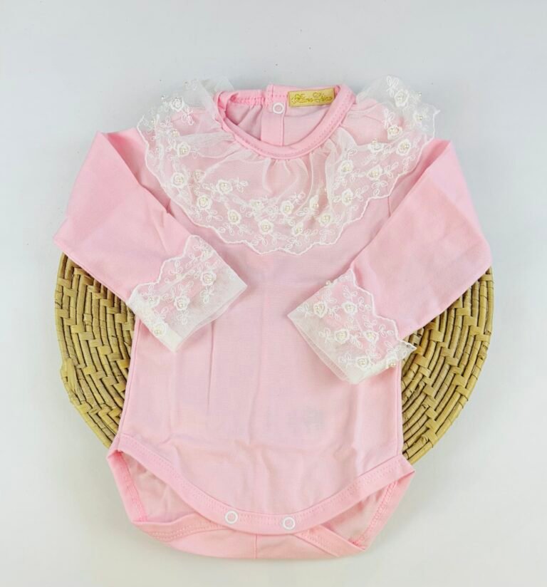 Body bebê rosa manga longa com renda delicada na gola e nos punhos – Maria Chica Bebê