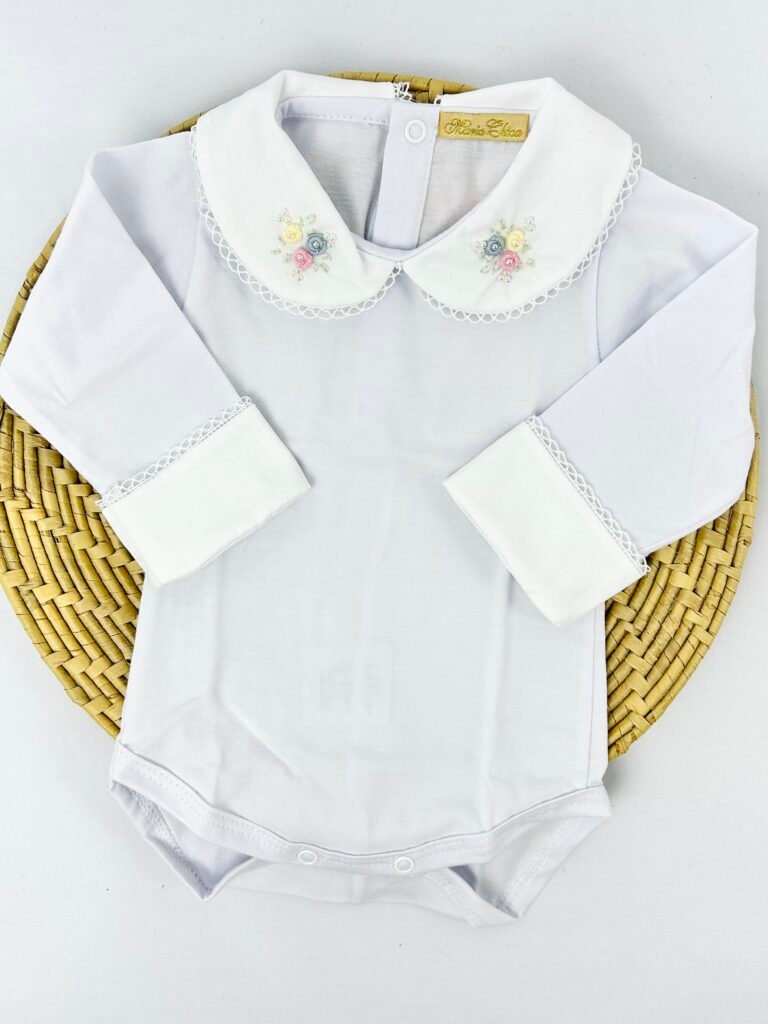 Body de bebê manga longa branco com gola bordada à mão com flores, da Maria Chica Bebê.