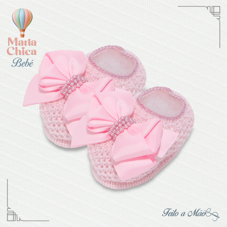 Sapatinho de bebê Eduarda em tricot rosa com laço e pérolas, feito à mão, da Maria Chica Bebê.