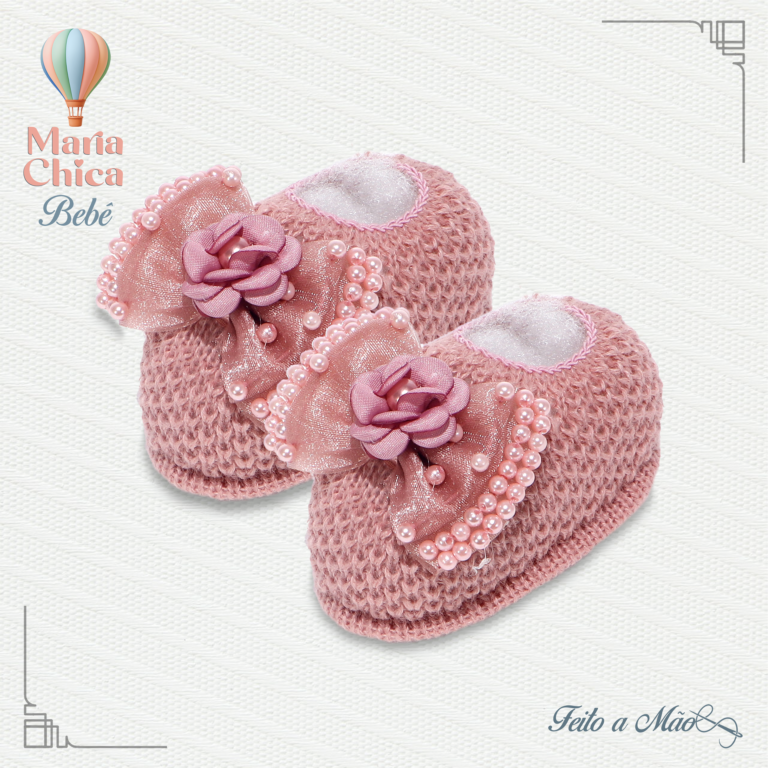 Sapatinho de bebê Lívia em tricot rosê com flor, laço e pérolas, feito à mão, da Maria Chica Bebê.