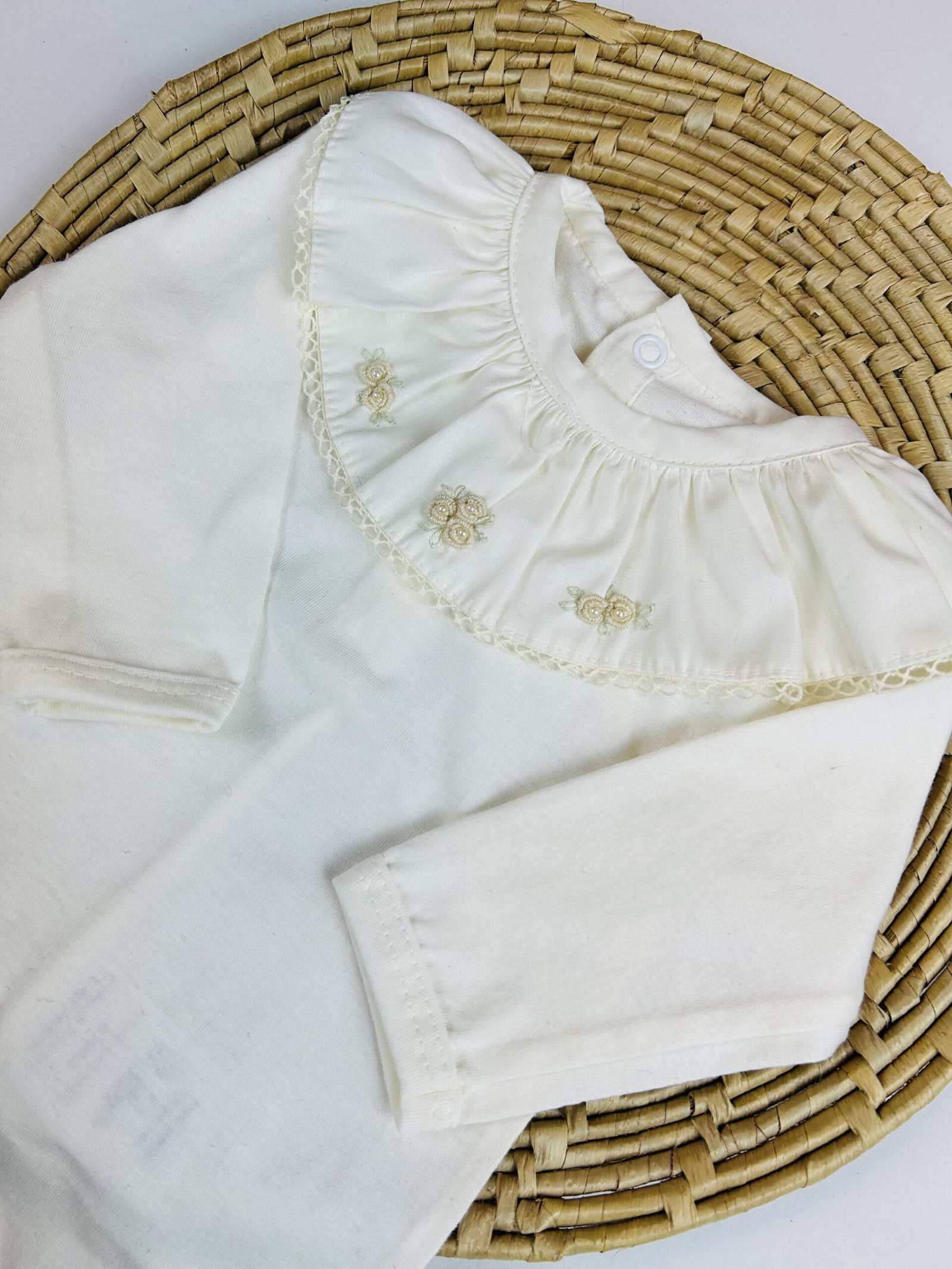 Gola de body bebê off white com bordado em relevo e fechamento traseiro da Maria Chica Bebê