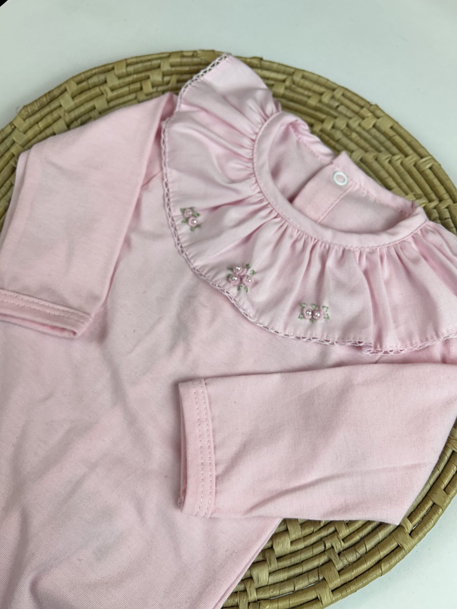 Gola de body bebê rosa com bordado rosa e fechamento traseiro da Maria Chica Bebê