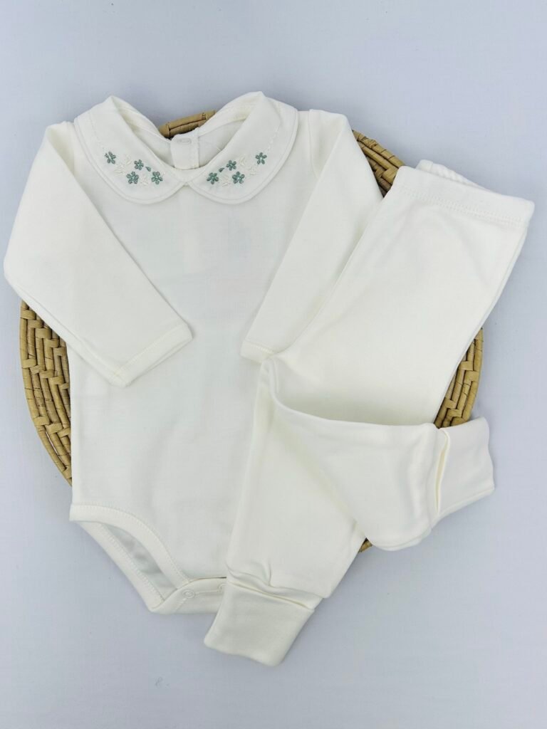 Conjunto claro com body de manga longa e calça com detalhe de flores bordadas na gola Maria Chica Bebê