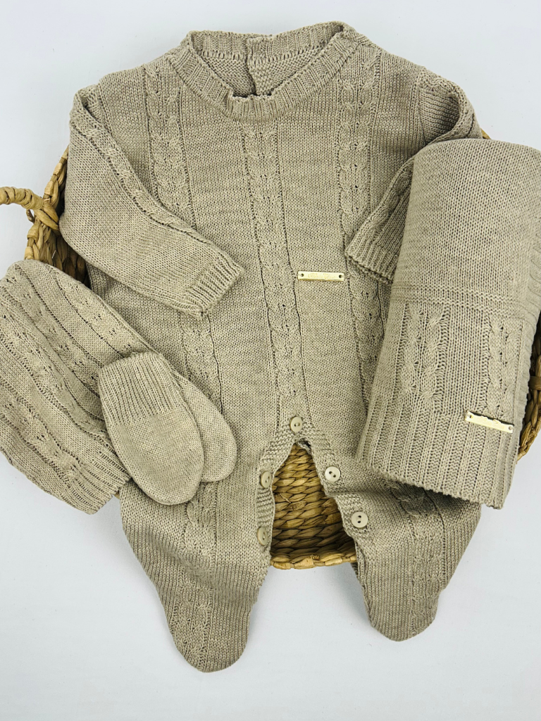 Saída maternidade Rafa em tricot bege, composta por macacão com pés, manta e acessórios, todos com delicado ponto trança